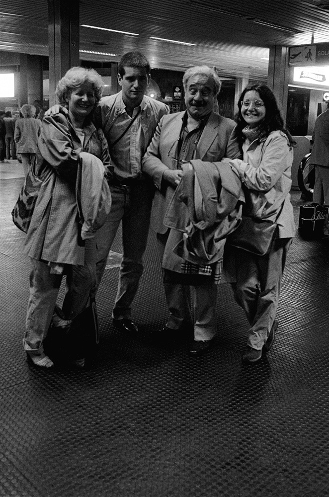Suzette y Enio con su hijos, Rafael y Claudia 1986. Foto: Leonardo Antoniadis.