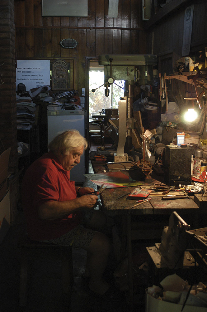 Enio at his atelier in Palomar. Province of Buenos Aires, 2005. Photo credit: Leonardo Antoniadis.