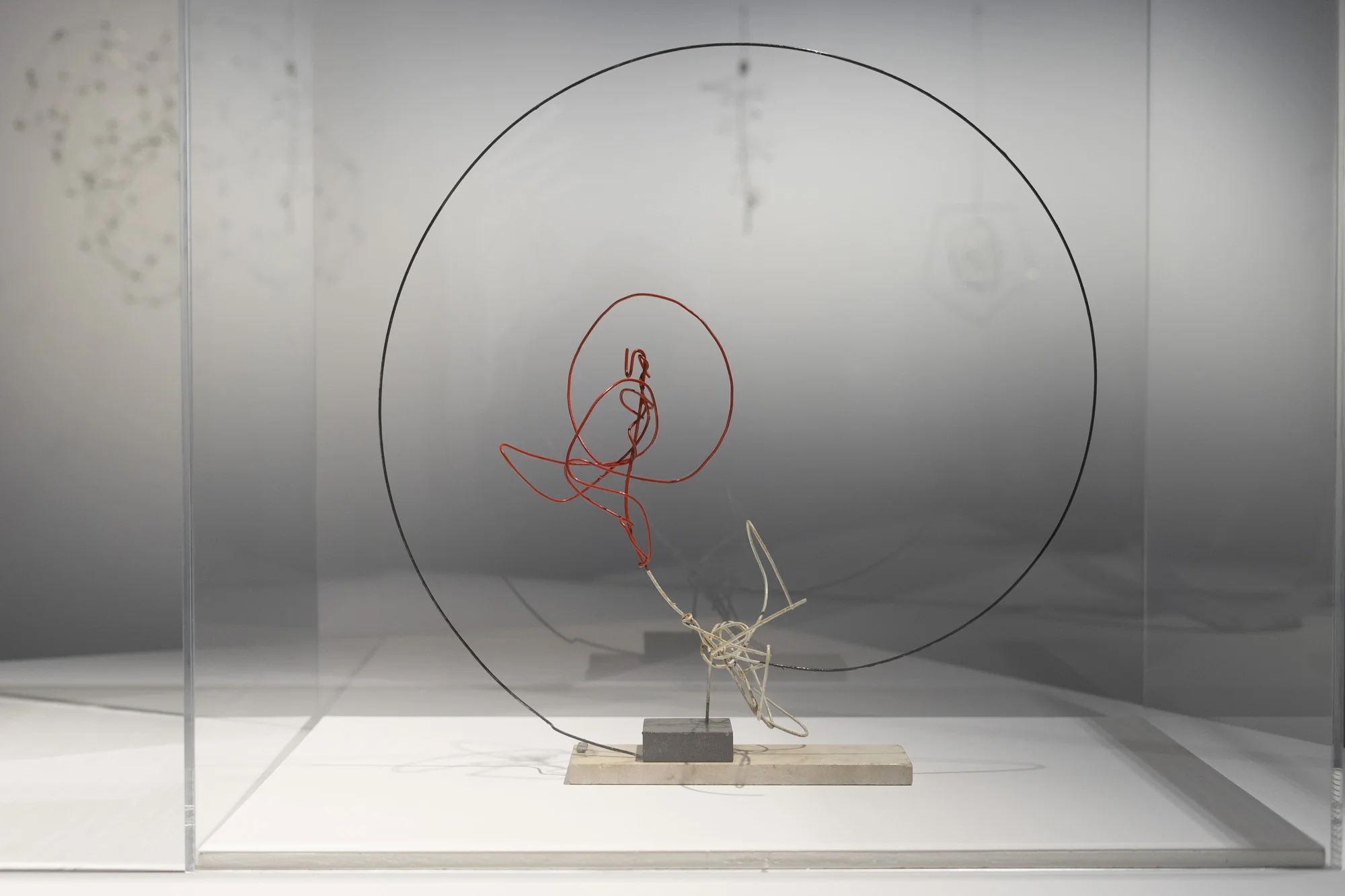 Ritmos en el círculo, 1950. Obra de Enio Iommi, presente en la muestra Negativer Raum / Espacio Negativo / Negative Space, perteneciente a la fundación Daros. Foto: Leonardo Antoniadis.