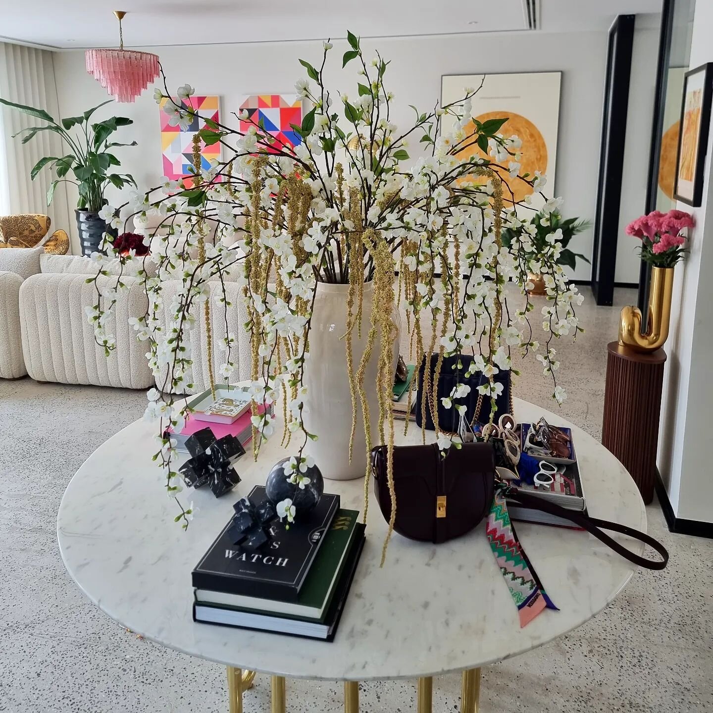 Friday fun with faux foliage and flowers 💐 💕 😍 

#interiordesign #interiorstyling #interiordecor #homedecor #dubai #dubaiinteriors #uae #uaeinteriors #homestyling