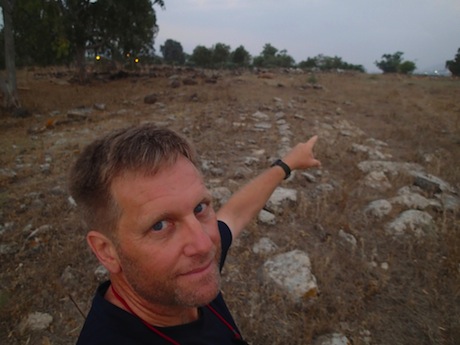 A highwayman indicates the way to Sepphoris and Ptolemais.