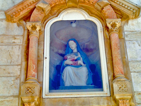 This Madonna sits above the main entrance. She is focused on her duty, undistracted by the thousands of tourists passing beneath her feet.