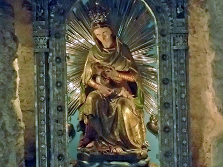 Another depiction. Note how all eyes and lines run to the same focal point.