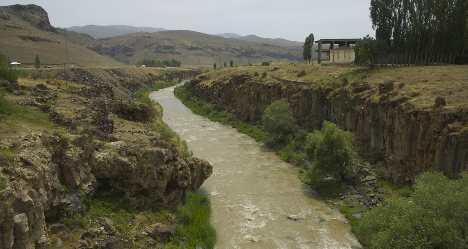 The Bendimahi River slices between the mountains.