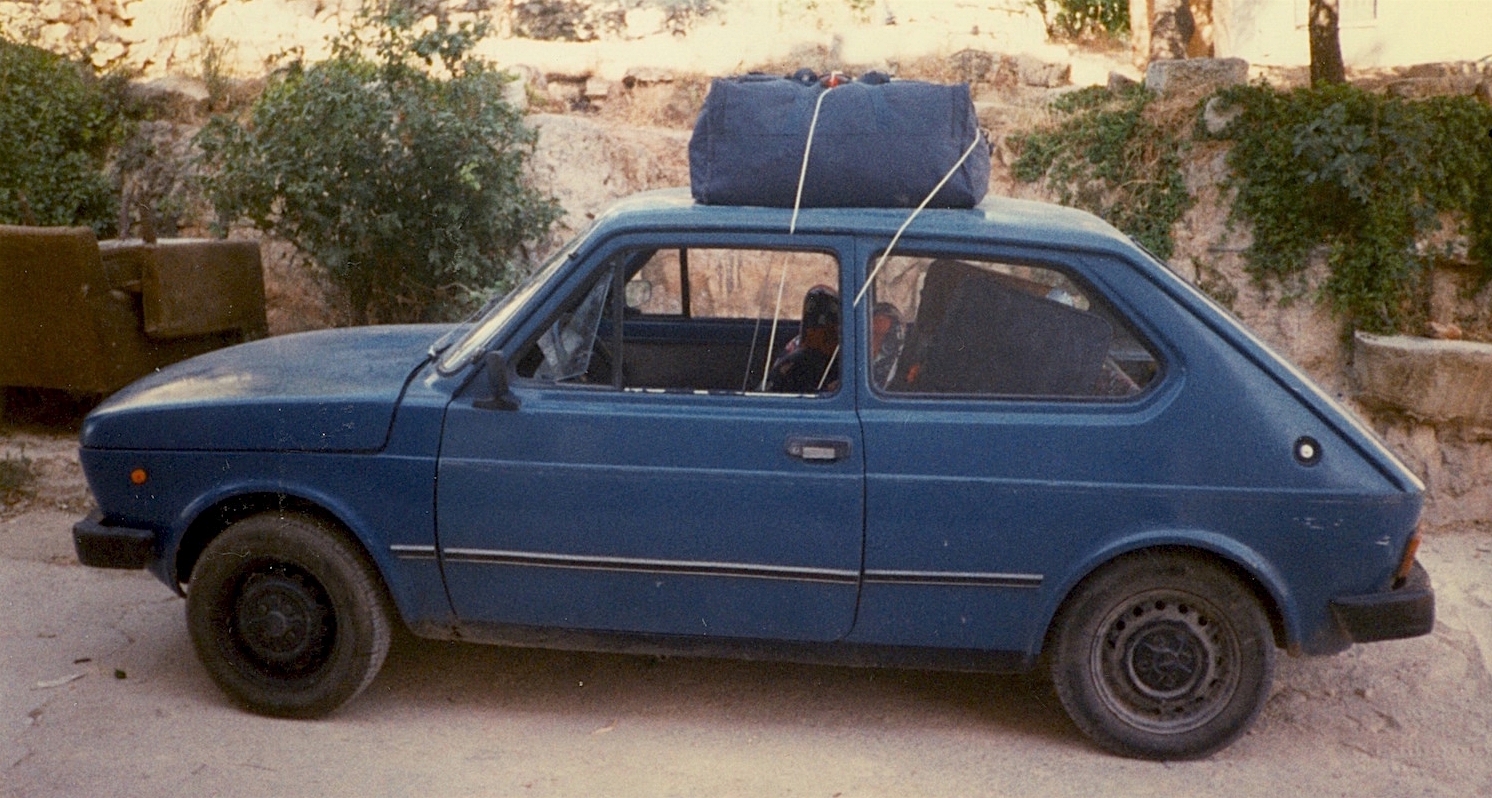 Here is the old Fiat 127, as good as new! After I crashed the fruit truck (another story, another day) I bought some paint and brushed the hood by hand. It was mostly blue.