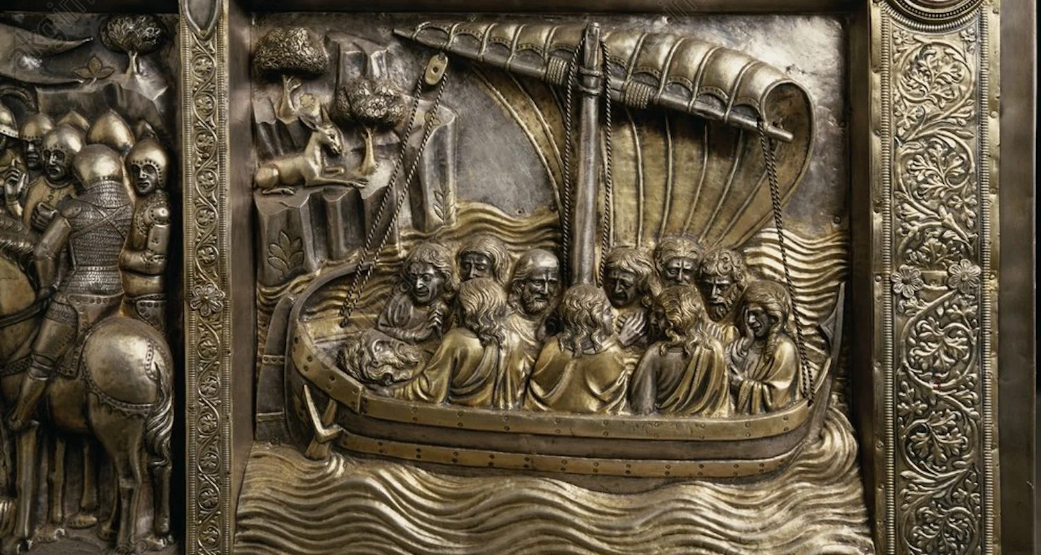 This image shows the body of James (complete with head) being transported on a boat (also complete with sail and rudder). His disciples gather around. This scene is a part of a presentation found on the Altar of St James (silver, 1287–1456), Pistoia Cathedral (Cattedrale di San Zeno). Image from here.