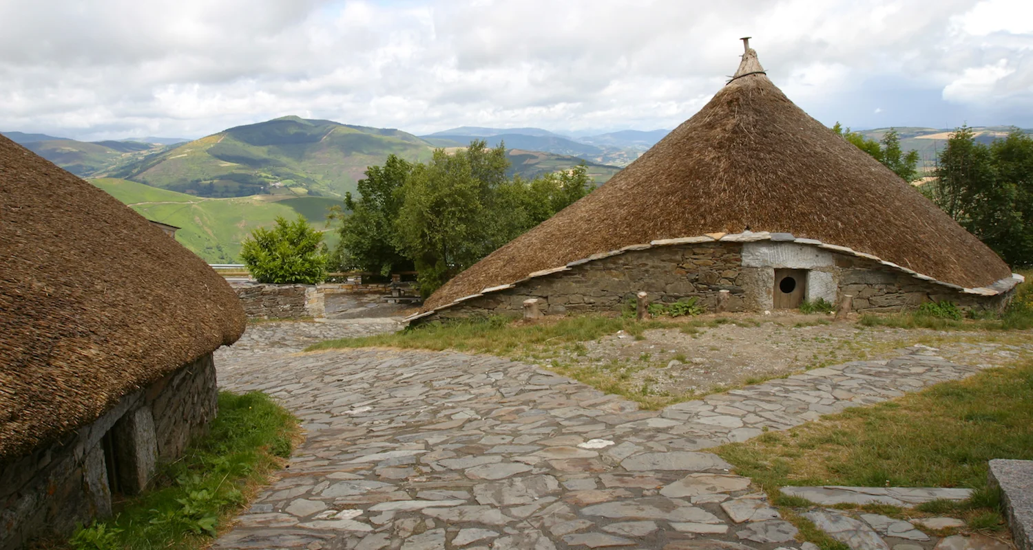I've seen several of these traditional houses known locally as a palloza here in Galicia. In fact, in the evening of the day I visited O Cebreiro our pilgrim meal was served in such a structure. Some say the style has persisted in the region since the Roman period. I accessed this fine photograph here on 7/27/2018.