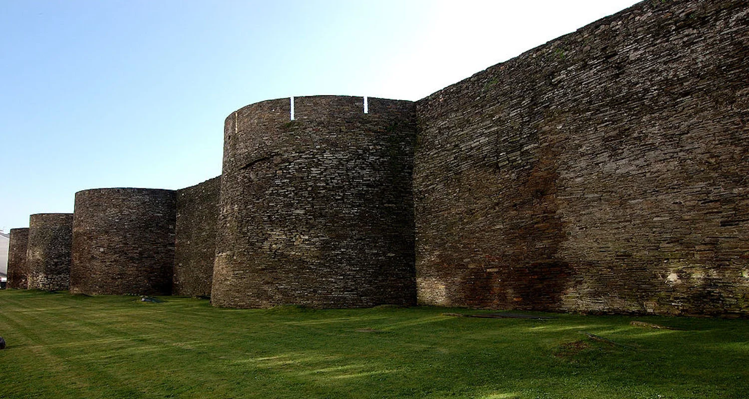 The Roman walls of Lucus Augusti still stand to a height of nearly 15 meters. Image accessed here on 8/8/2018.
