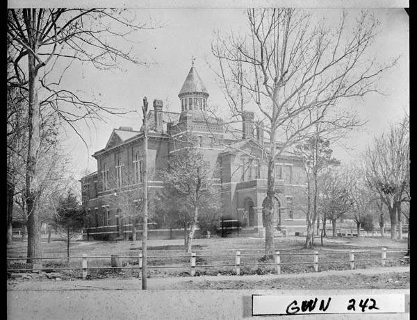 The gwinnett county courthouse, 1907. the structure was built in 1885, and the clock tower was added in 1908.