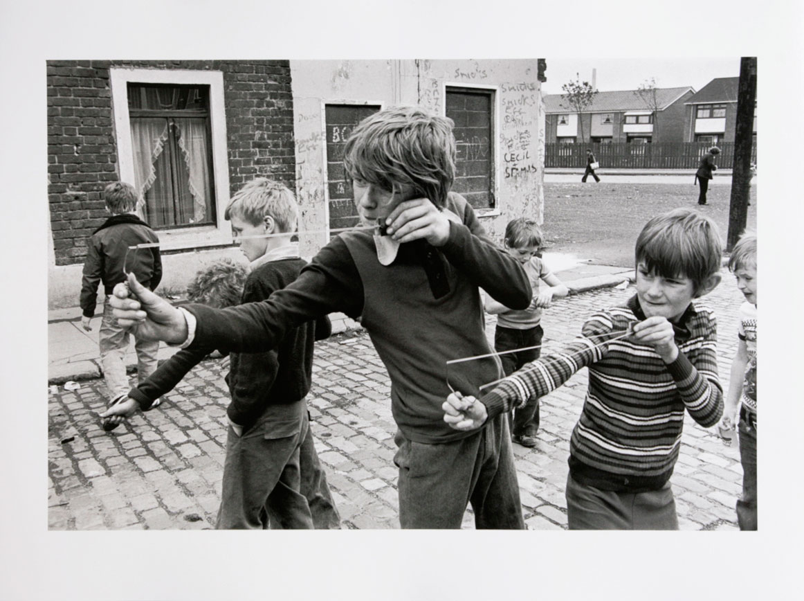 GB. NORTHERN IRELAND. Belfast. Children with slingshots. 1978.