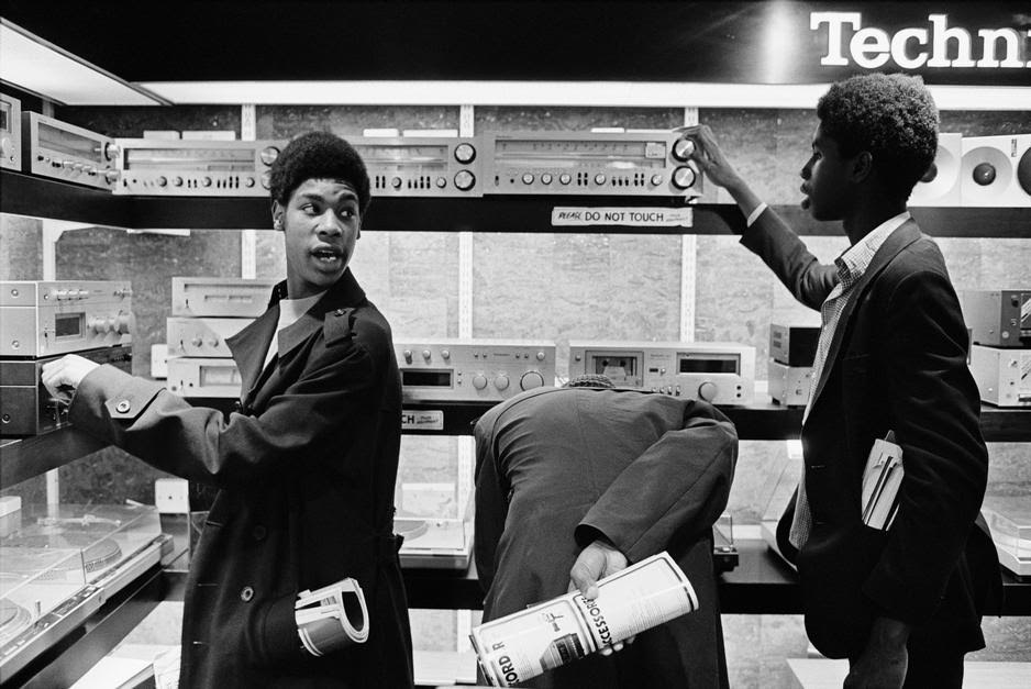 G.B. ENGLAND. London. Schoolboys looking at stereo equipment on Tottenham Court Road. 1980. Tottenham Court Road. 1980.