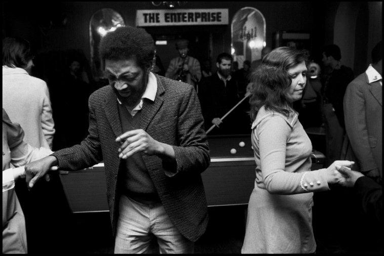 GB. ENGLAND. London. Crowd dancing at a pub in Brixton. 1975. © Chris Steele-Perkins/Magnum Photos 