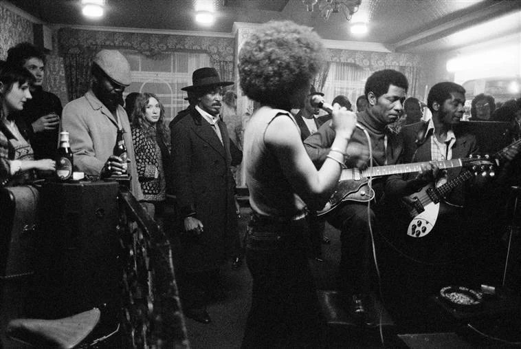 G.B. ENGLAND. London. The Coach and Horses pub in Brixton. 1978. © Chris Steele-Perkins/Magnum Photos