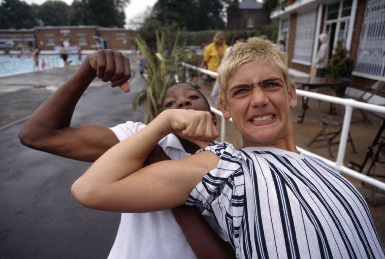 G.B. ENGLAND. London. Brixton. Kids at the lido swimming pool show off. 1995. © Chris Steele-Perkins/Magnum Photos