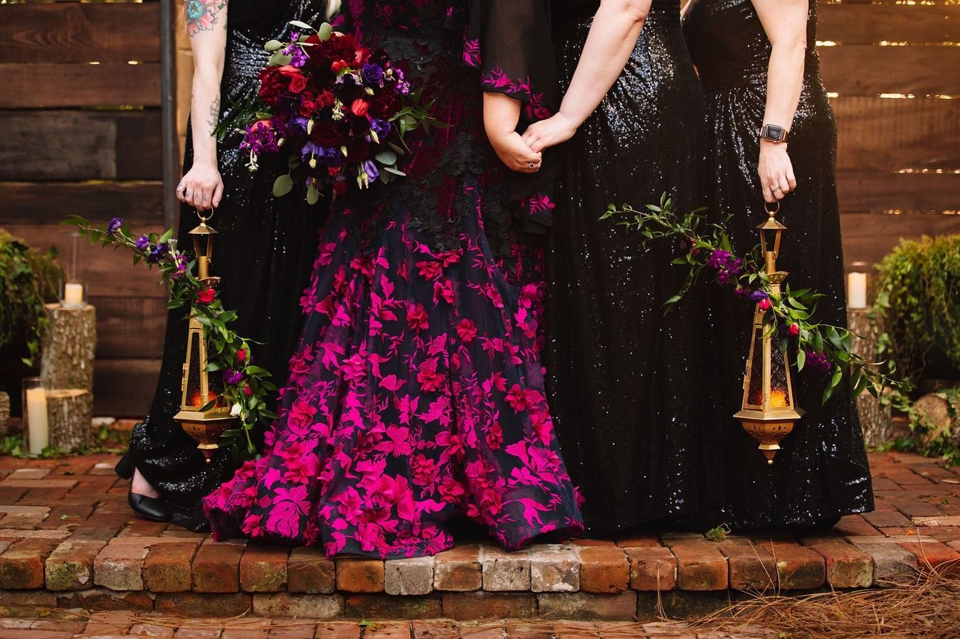 Never underestimate the power of a sisterhood
🖤&hearts;️🖤
&bull;
&bull;
&bull;

.
.
.
.
.
.
.
.
#alicesartgallery #bridleoaksbarn #orlandophotographer #orlandoweddingphotographer #darkandmoodywedding #fantasyphotographer #whimsicalwedding #lanterns