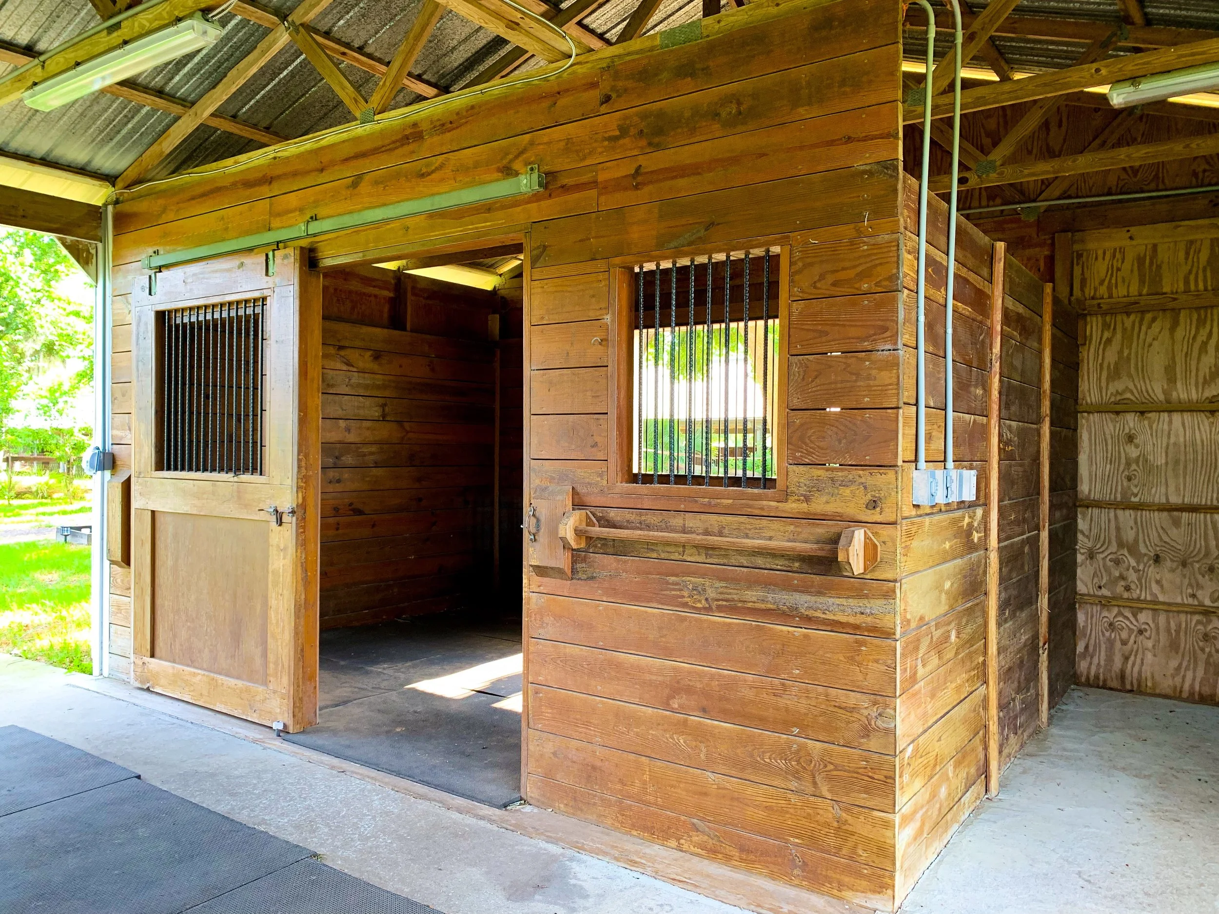 Two stall barn 1.jpg