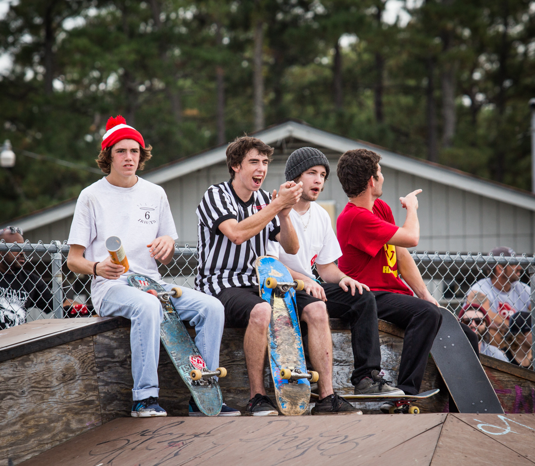 The peanut gallery approves of things in all directions.