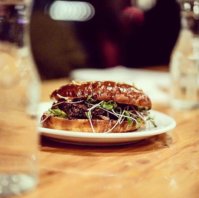 Black Bean Burger... Simple yet satisfying... Housemade milk bun with La Cocina chips, black bean patty, fresh avocado, sriracha aioli, house relish and finished with @takerootmicrogreens sprouts! #frenchwaycafe #vegetarian#blackbeanburger 📸 @vilaif