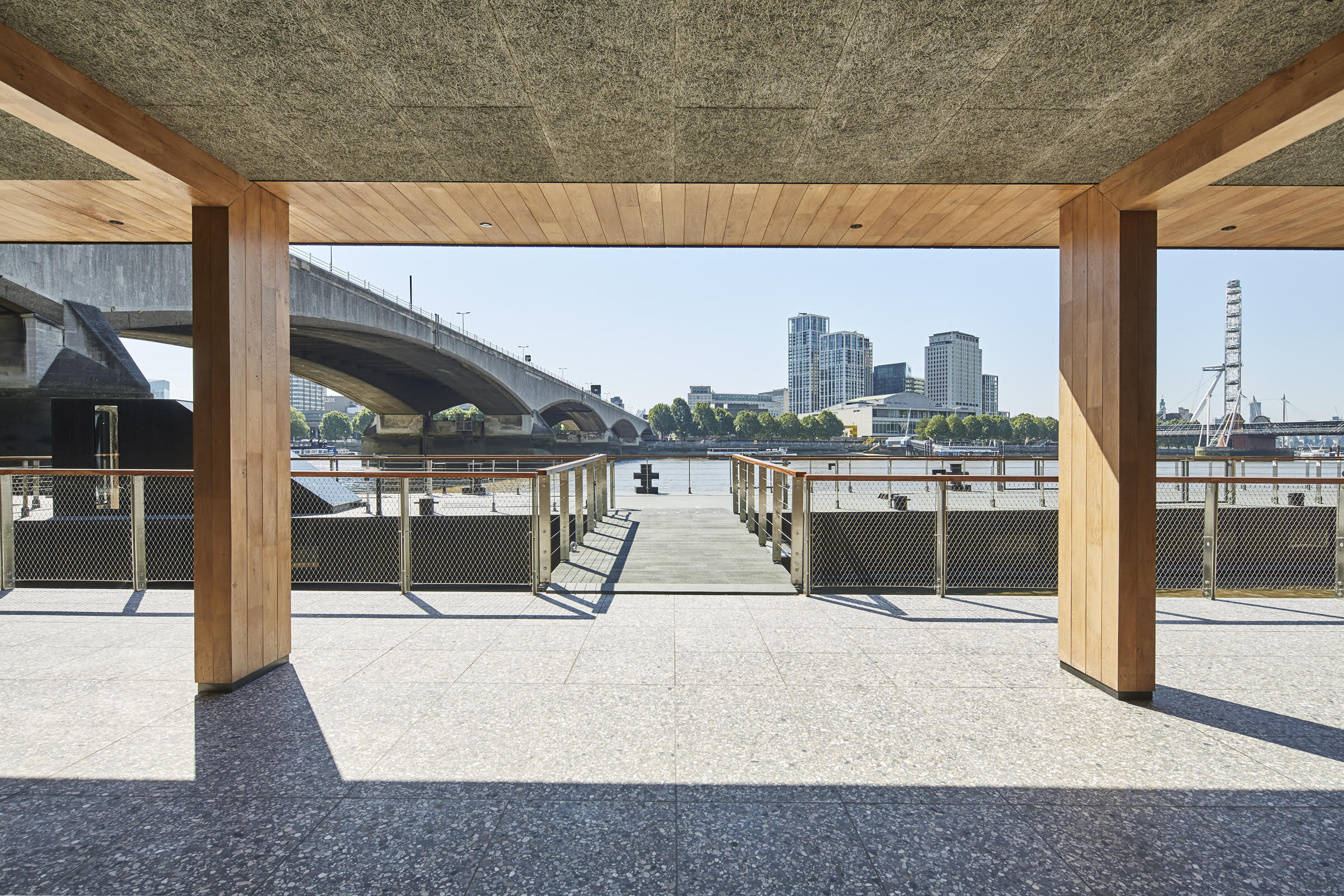 Woods Quay in Victoria Embankment · Thames