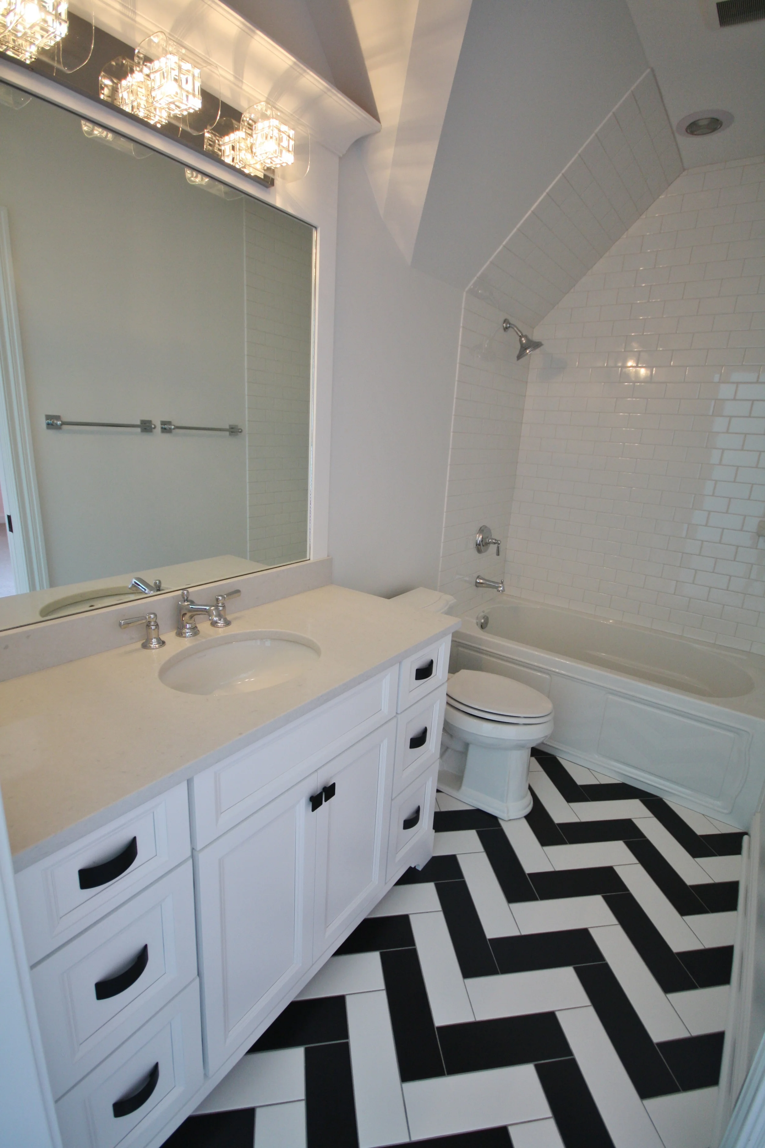 19 - 748 Summit Tandem bath.JPG