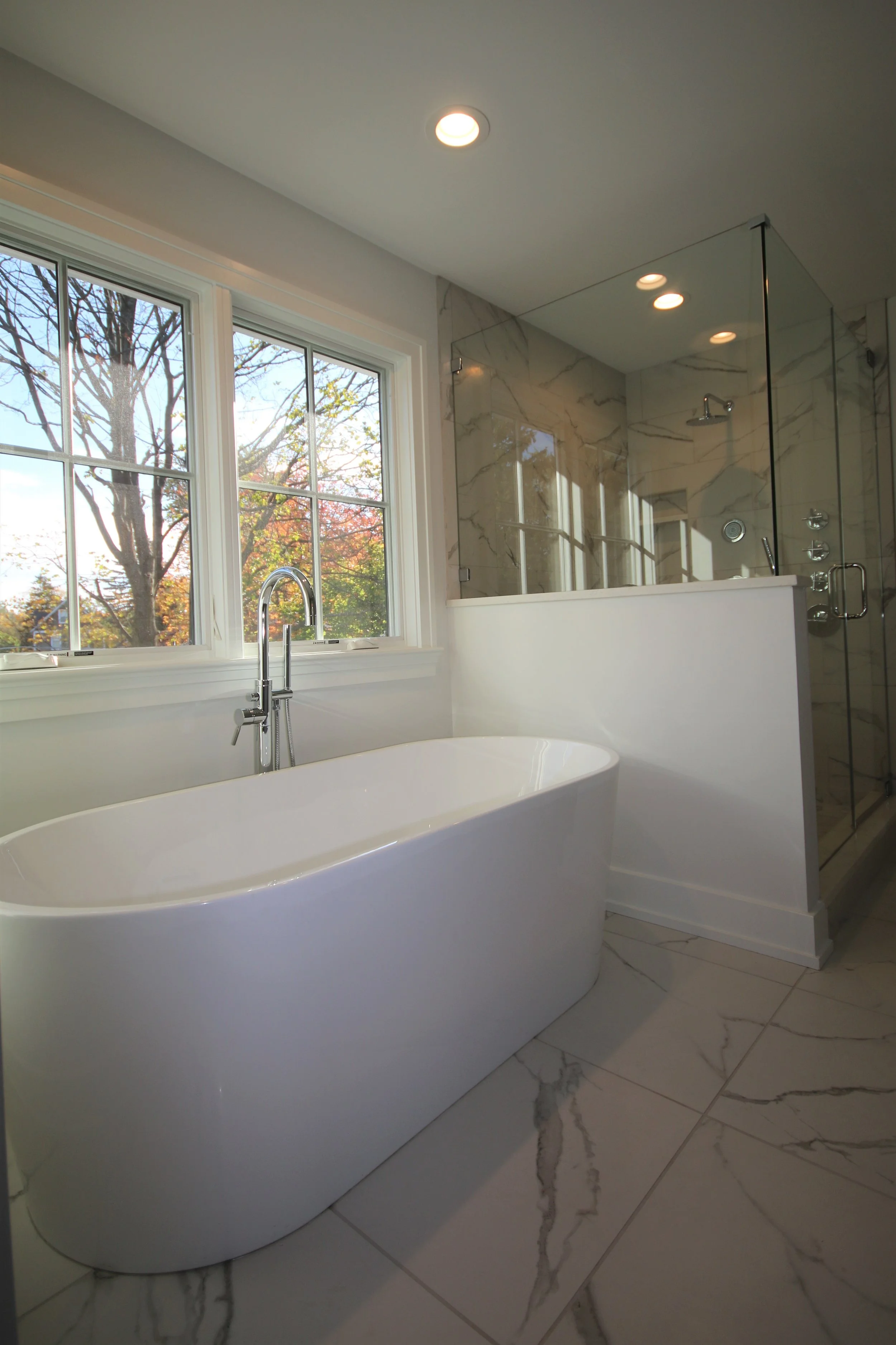 Master - tub shower.JPG