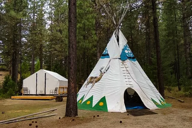 Bunkalow (left) and Tipi (right)