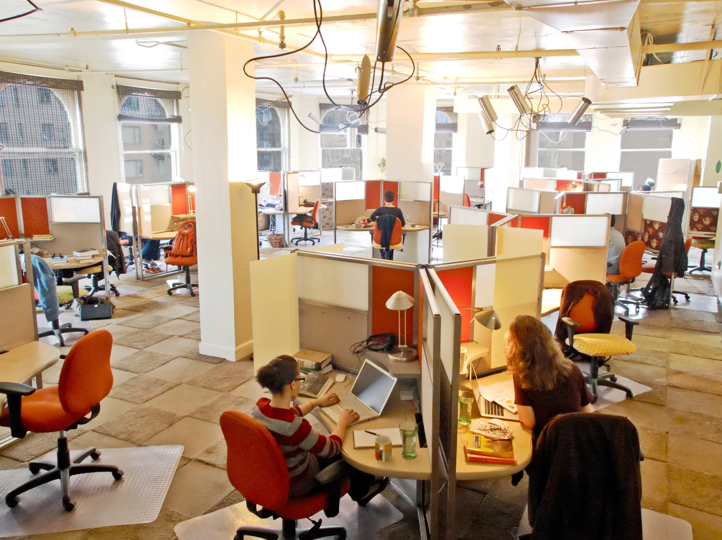 45 partitioned work spaces assure privacy and productivity.