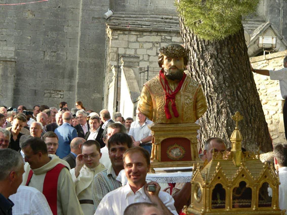 Procession-des-bouteilles_Feste_Boulbon_Provence_Kreativurlaub_Malferien.jpg