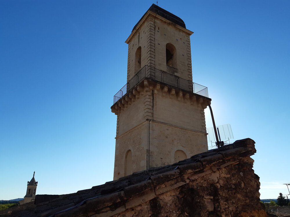  Blick von der kleinen Terrasse auf dem Glockenturm der ehemaligen Kirche Sainte-Anne, heute ein Kultursaal. 