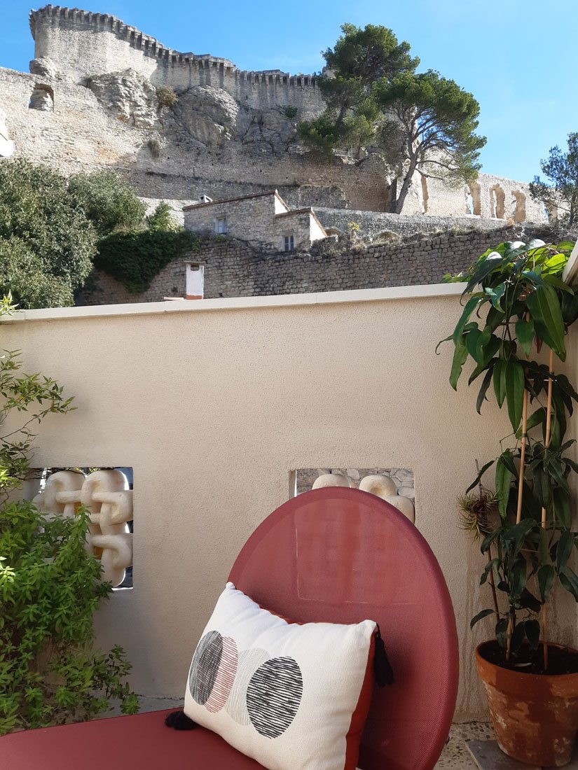   Terrasse mit atemberaubendem Blick auf das Schloss.  