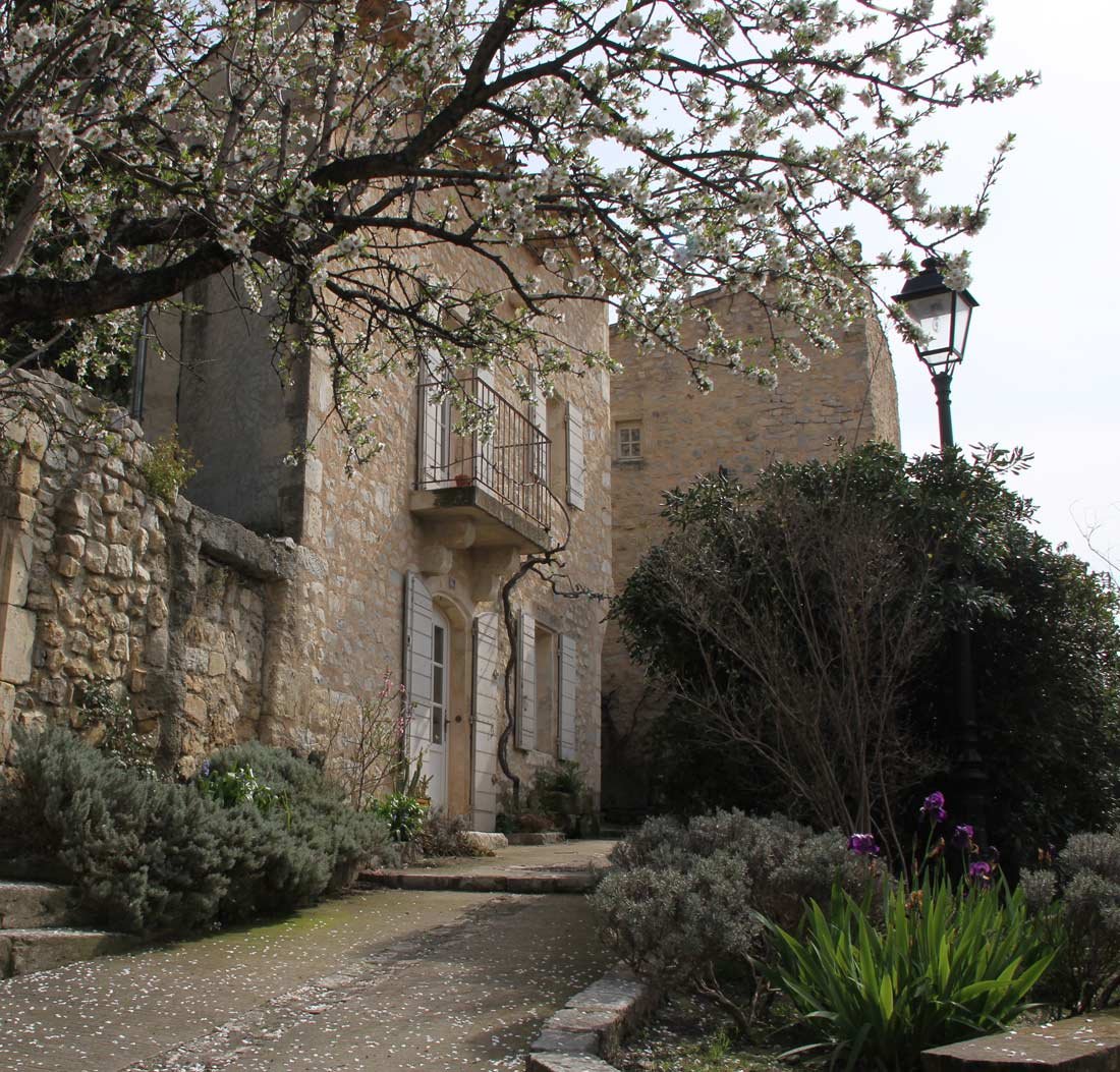  Fassade der Atelierwohnung (1. stock mit Balkon) von der  Rue androne des remparts  aus gesehen im März.  