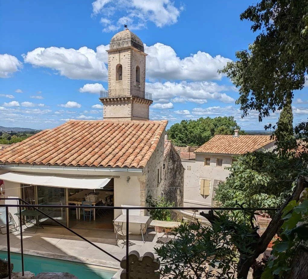   Blick vom Gelände unseres Kunstateliers: Der Pool ist den Gästen der Maison Jollion zu bestimmten Zeiten zugänglich, im Hintergrund die Maison Jollion.  