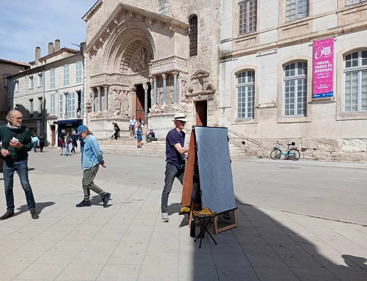  Der Rathausplatz in Arles 