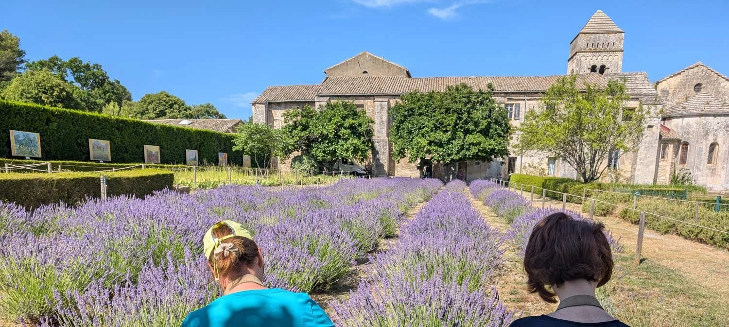 Kreativkurse-frauenkunstkurse-frauenreise-kulturreise-frauenurlaub-provence-pool-ferienhaus-malkurse-kunsturlaub-sudfrankreich.jpg