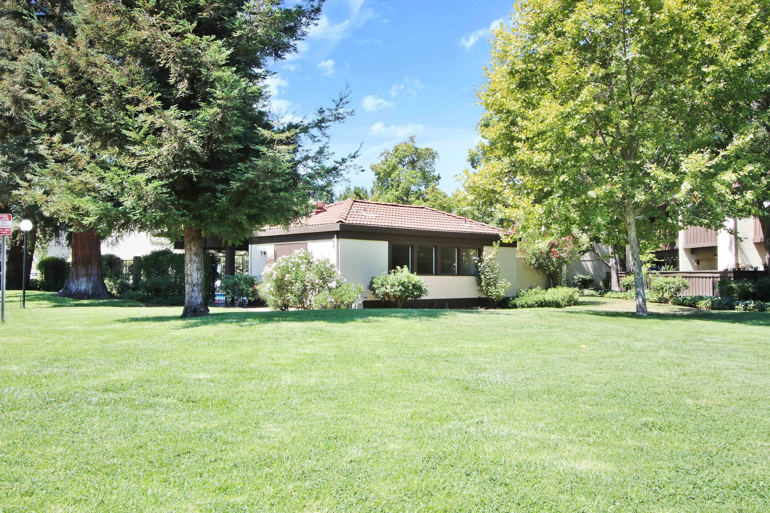 39 Clubhouse1.jpg