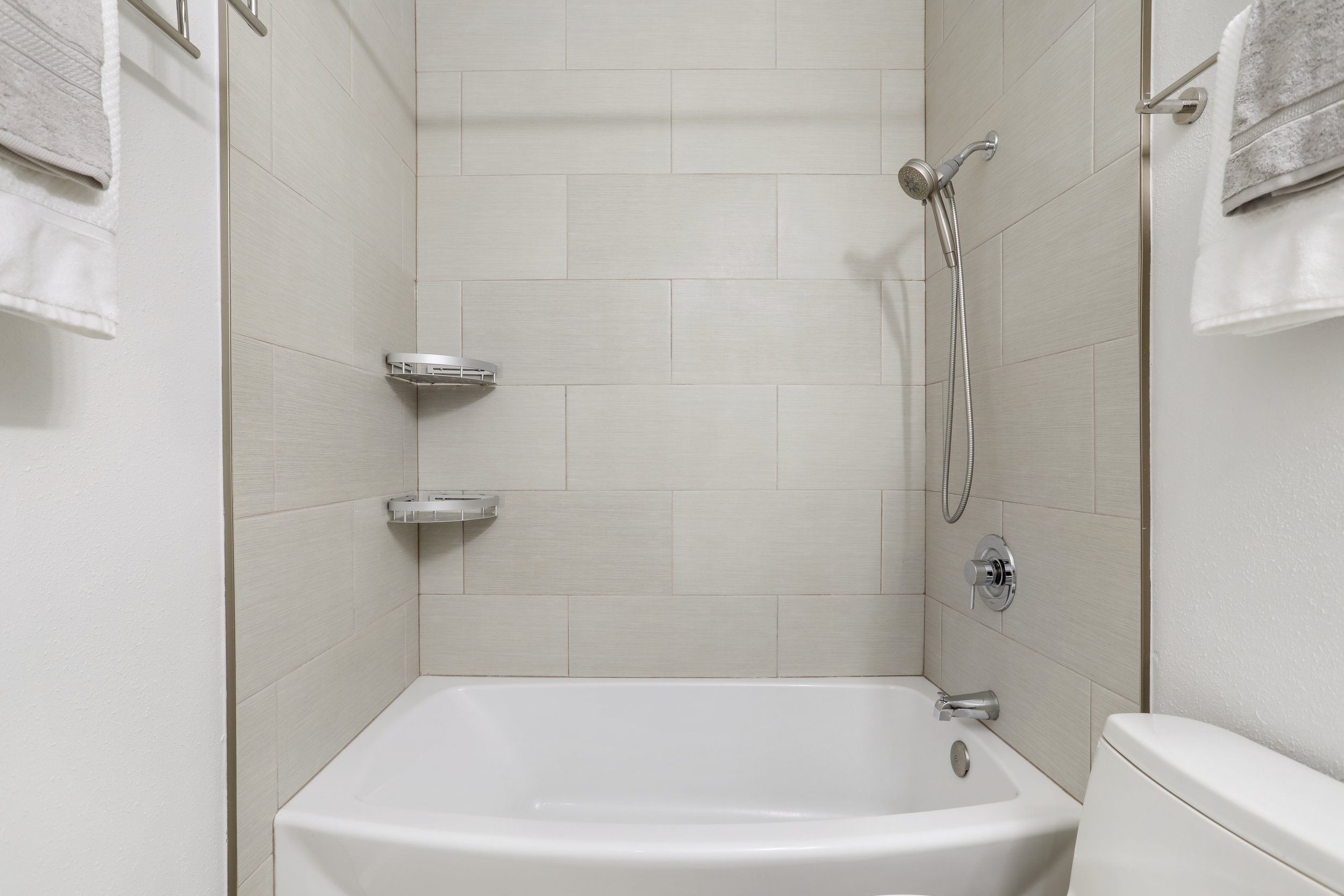 28 Hallway Bath Inwood33.jpeg