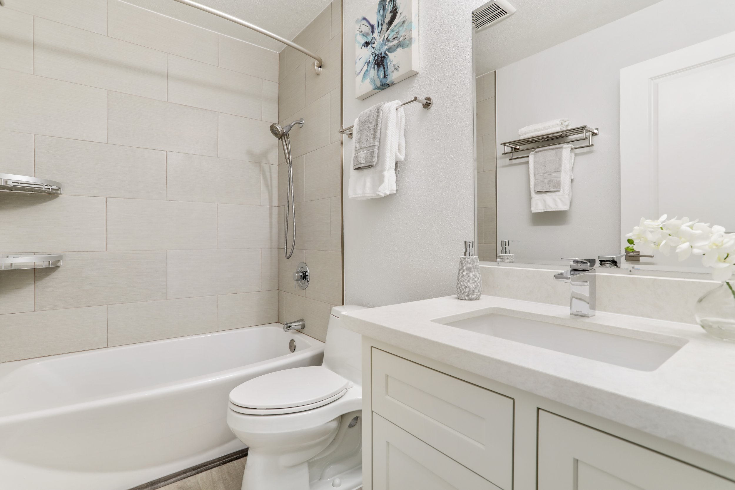 27 Hallway Bath Inwood32.jpeg