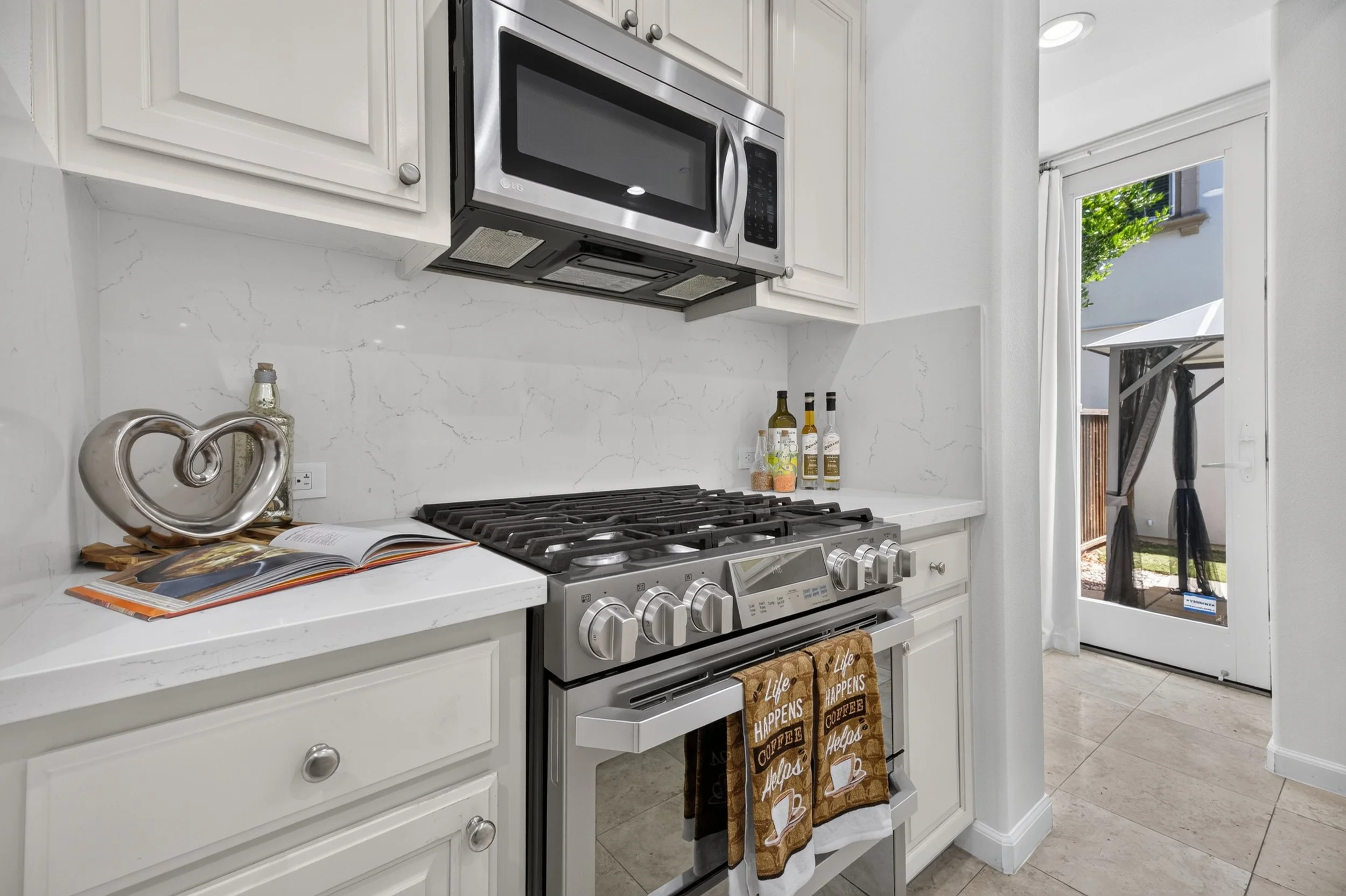 11 Kitchen.jpg