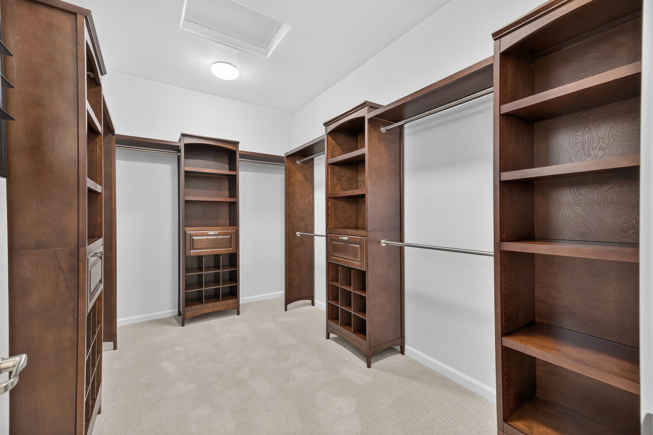 18 Master Closet.jpg