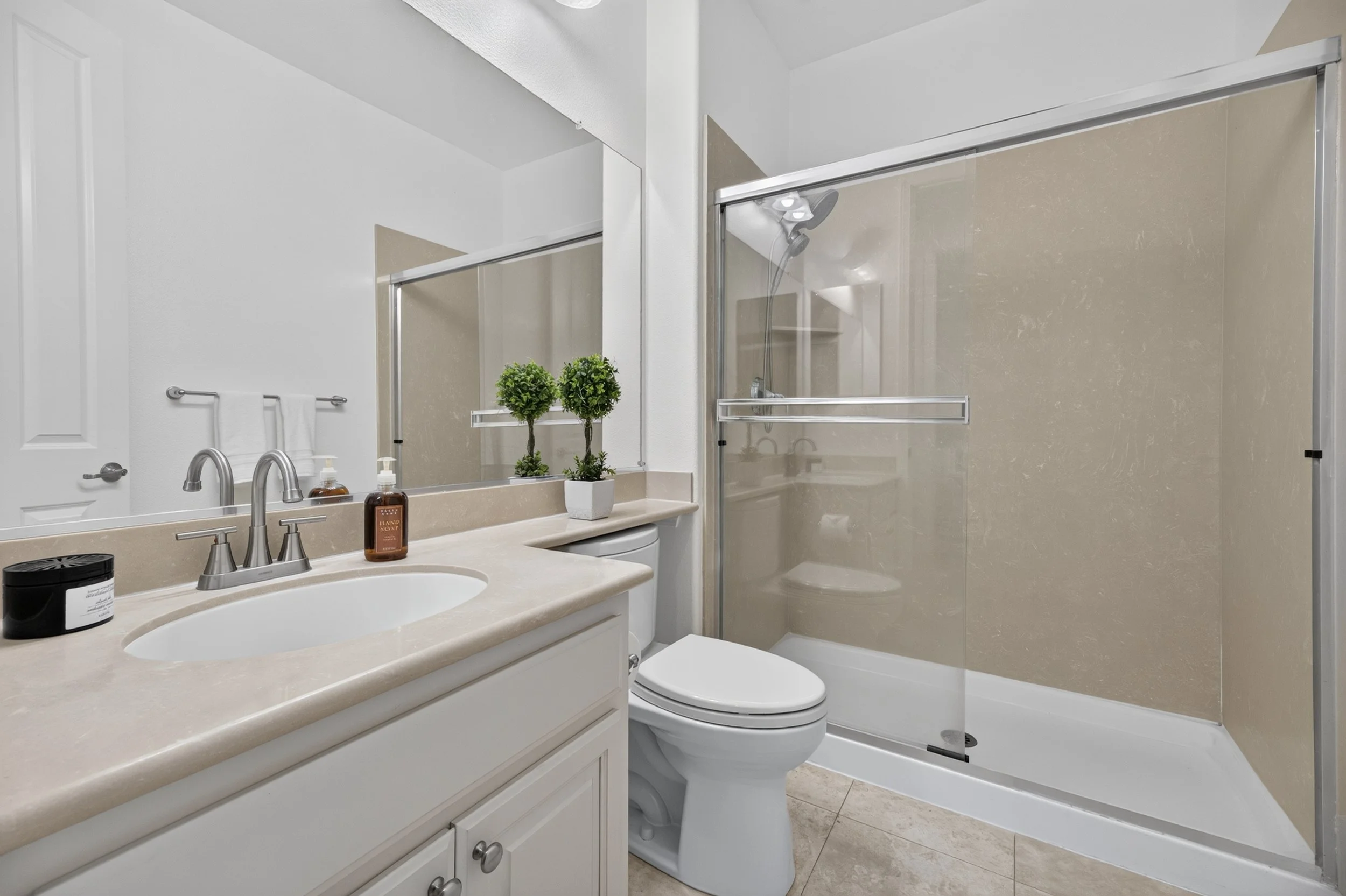 26 1st Flr Bath.jpg