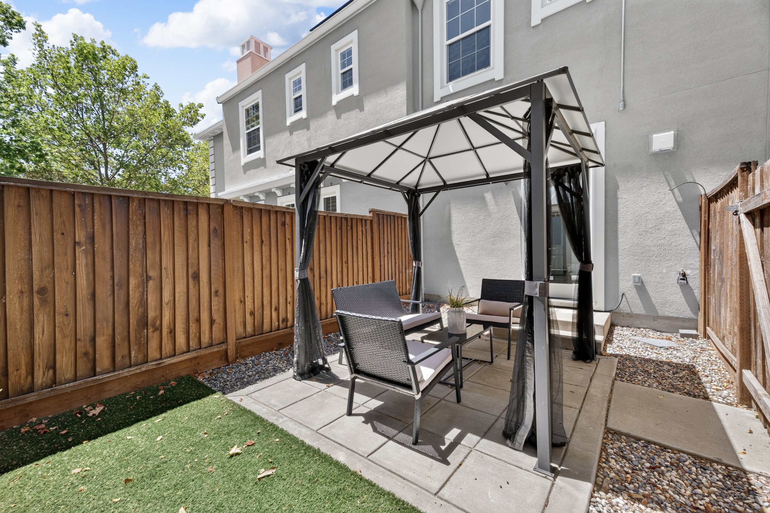 28 Rear Yard.jpg