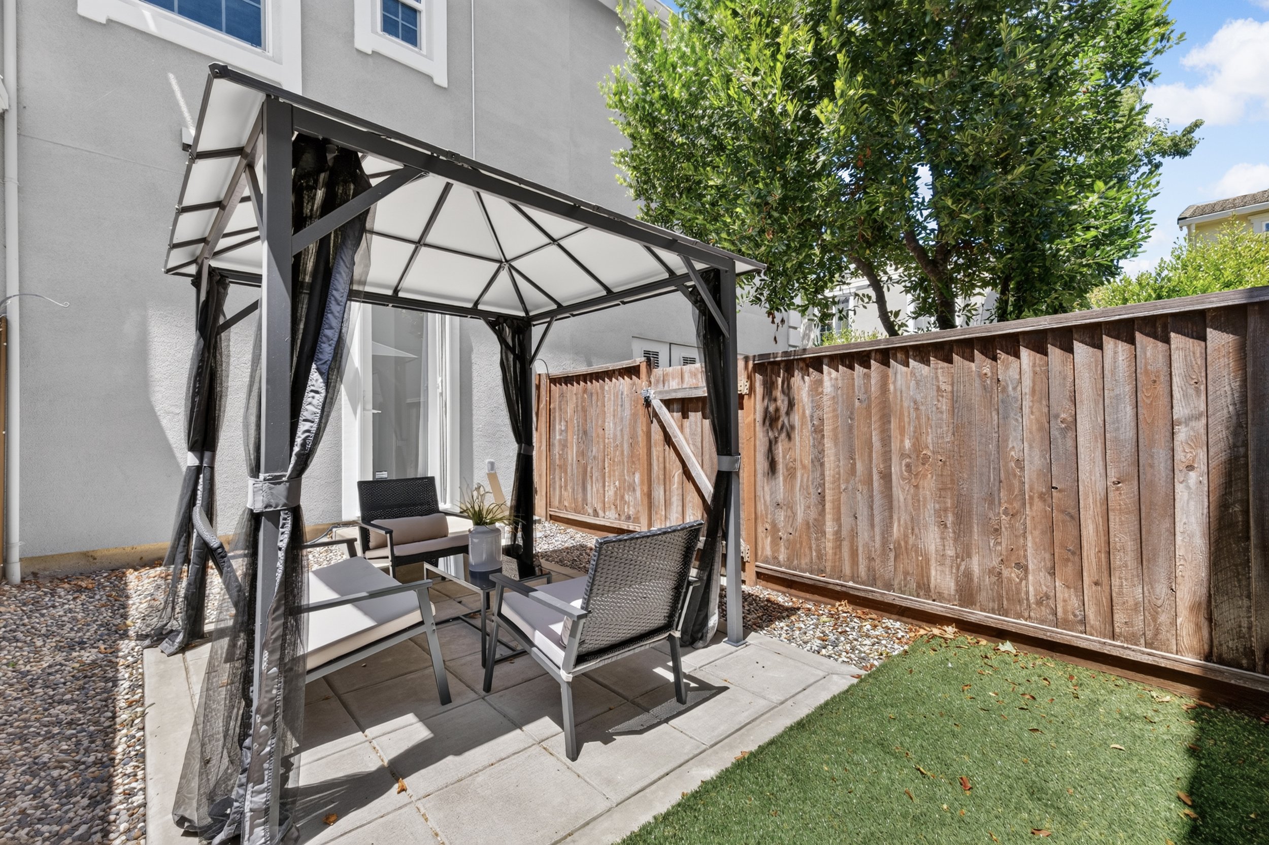 29 Rear Yard.jpg