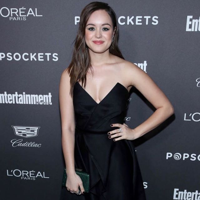 Hayley Orrantia wearing our white gold diamond ring at the @entertainmentweekly Pre-SAG party 💎 #vtsejewelry #redcarpet #diamondring #statementring