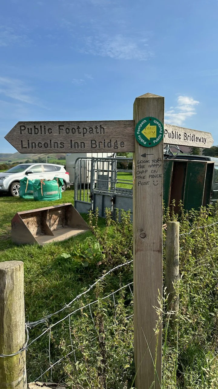  “Look for the happy chap on the fence post.” 