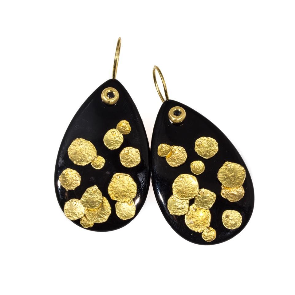 Furattā II, 2015, 22k & 18k gold,black onyx, diamonds, 1 5⁄8”, photo: Shibumi Gallery