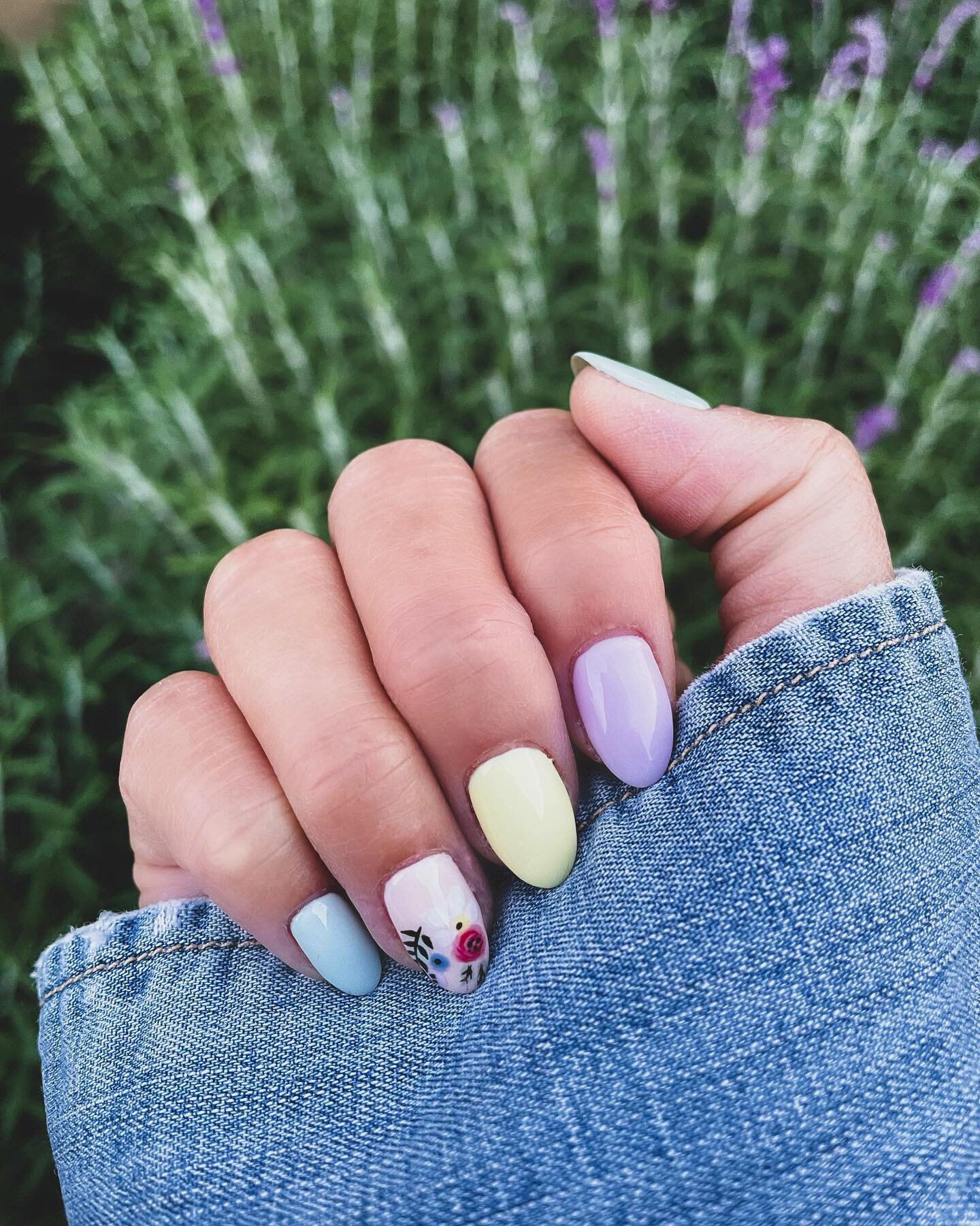 hey, it&rsquo;s ok to smile at the little things 🌸💅🏼 
⠀⠀⠀⠀⠀⠀⠀⠀⠀
Nails by: @queenie_nailart
Inspired by: @kierataylor_nails_
⠀⠀⠀⠀⠀⠀⠀⠀⠀
#springnails #chooseyourtherapy #nailtherapy #mani #gelmanicure #floralnails #handpainted #funnails #nailsoftheda