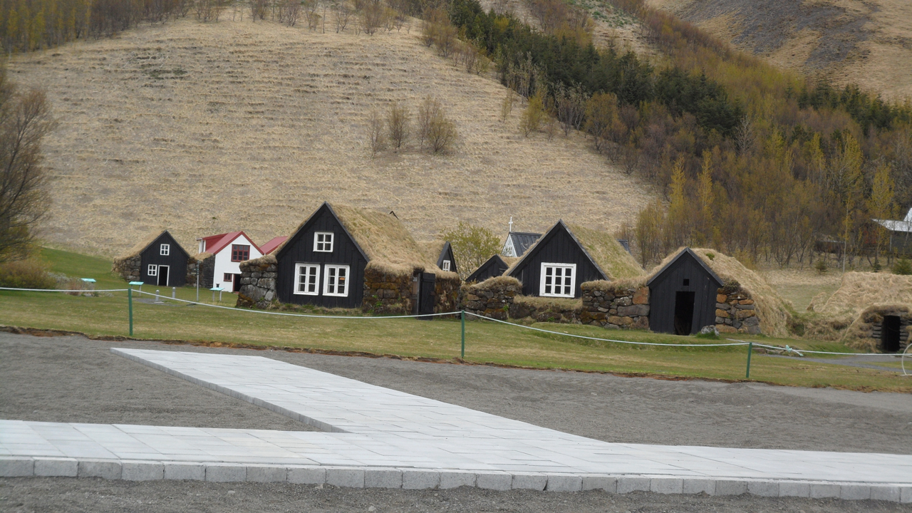 Skógar, a historical village and cultural museum. This time, we didn't have time to stop there. Maybe next time.