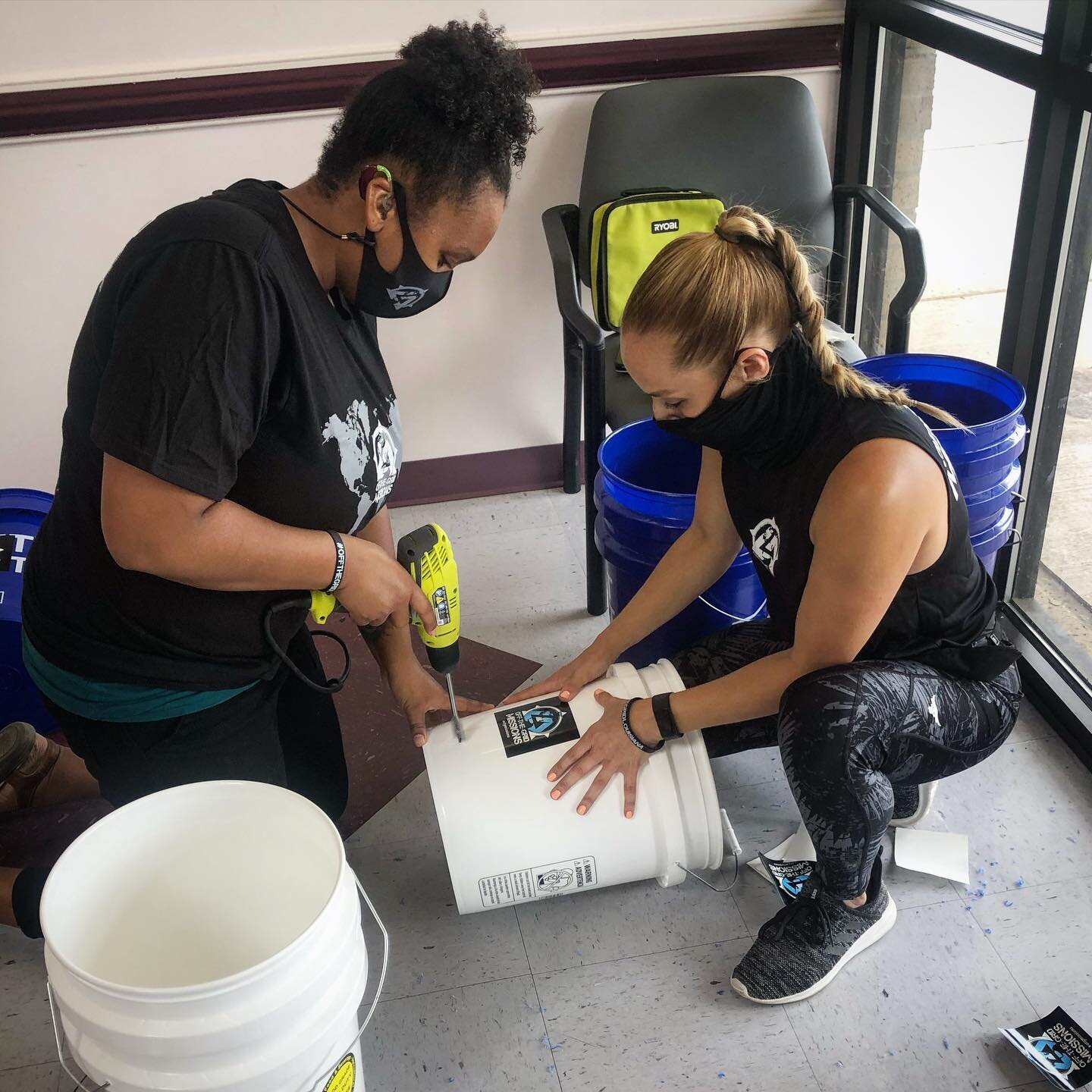 Cheers to @the_deaf_flower for being a moving force and joining mission #offthegridLOUISIANA.

[ID: behind-the-scenes of @the_deaf_flower learning how to build the water filtration systems. @angelamariaotg and @celi_deafpr explaining and assisting th