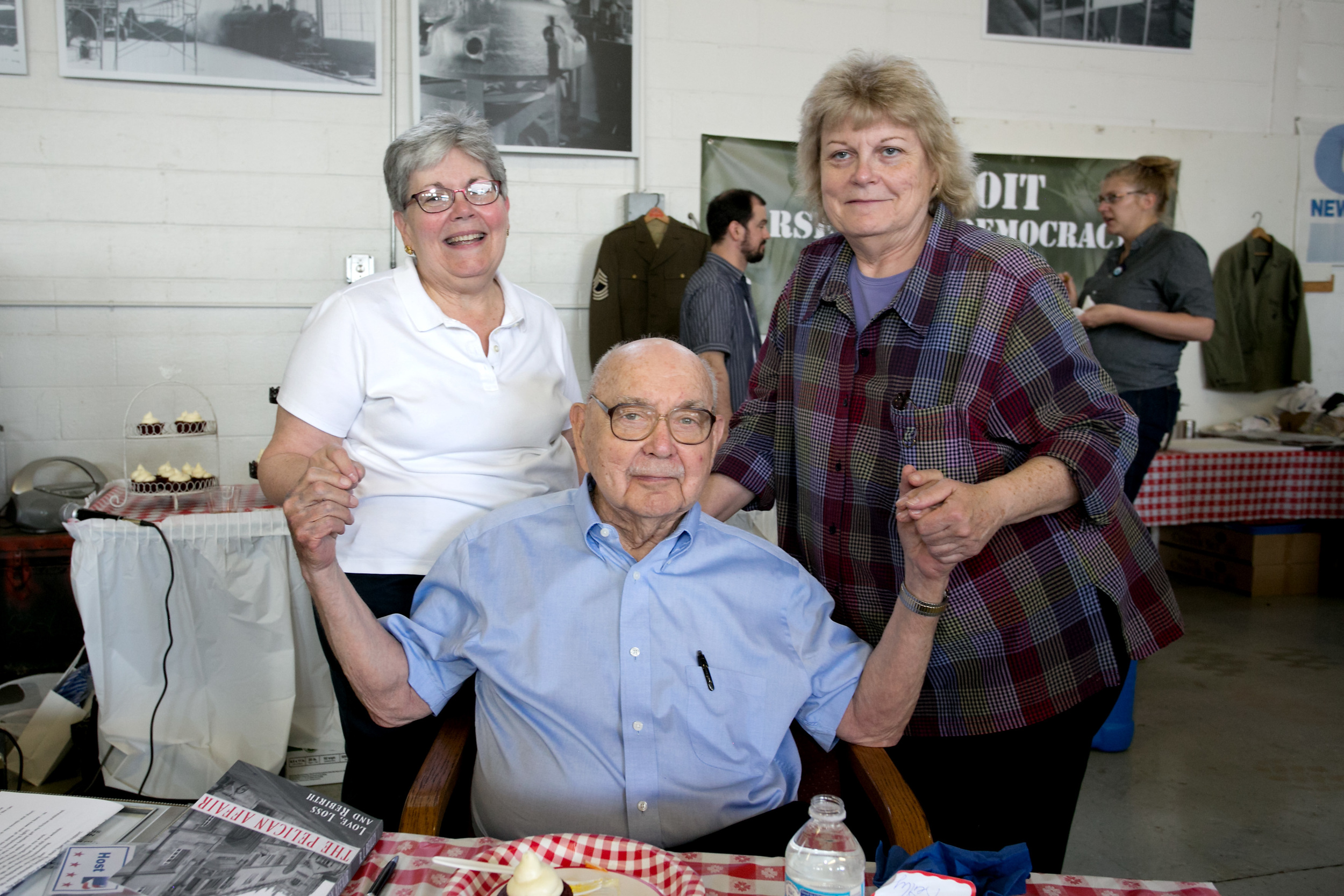 Bob w daughters Mary McCall and Kathy Reilly.jpg
