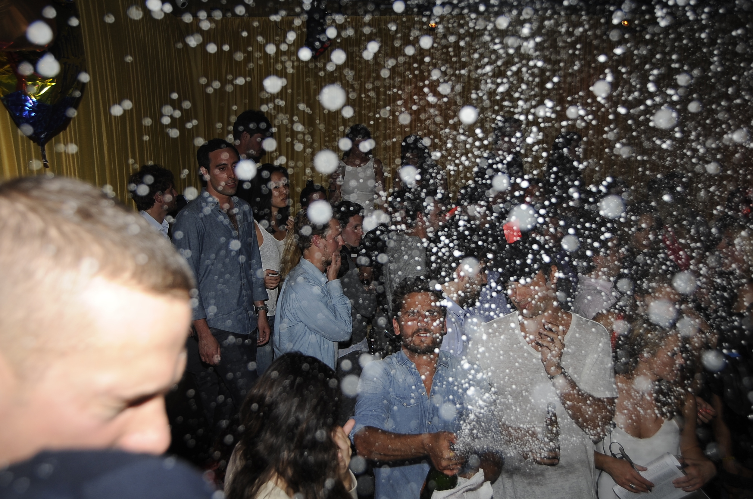  Scott Disick acts out spraying Champagne at 10oak in South Hampton. 